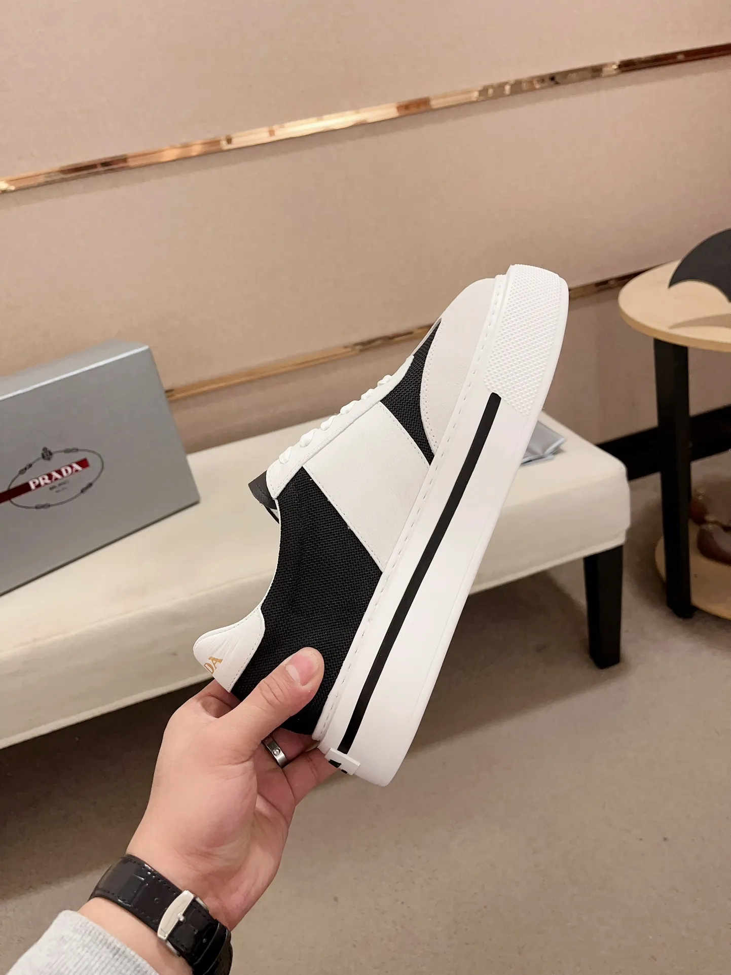Men's shoes 💰 580💰 ✔️✔️✔️Higher version High-quality new PRADA (Prada) counters are launched simultaneously. The new men's shoes and 😘 fabrics are made of high-tech glue-spraying technology. Lining: Full cowhide lining. 👍🏿 High-end ☄️ air-cushion molded anti-slip rubber outsole, exquisite lines, simple and elegant, comfortable and high-end for leisure travel. Code number: 38 to 44 (45 can be customized and cannot be returned or exchanged)